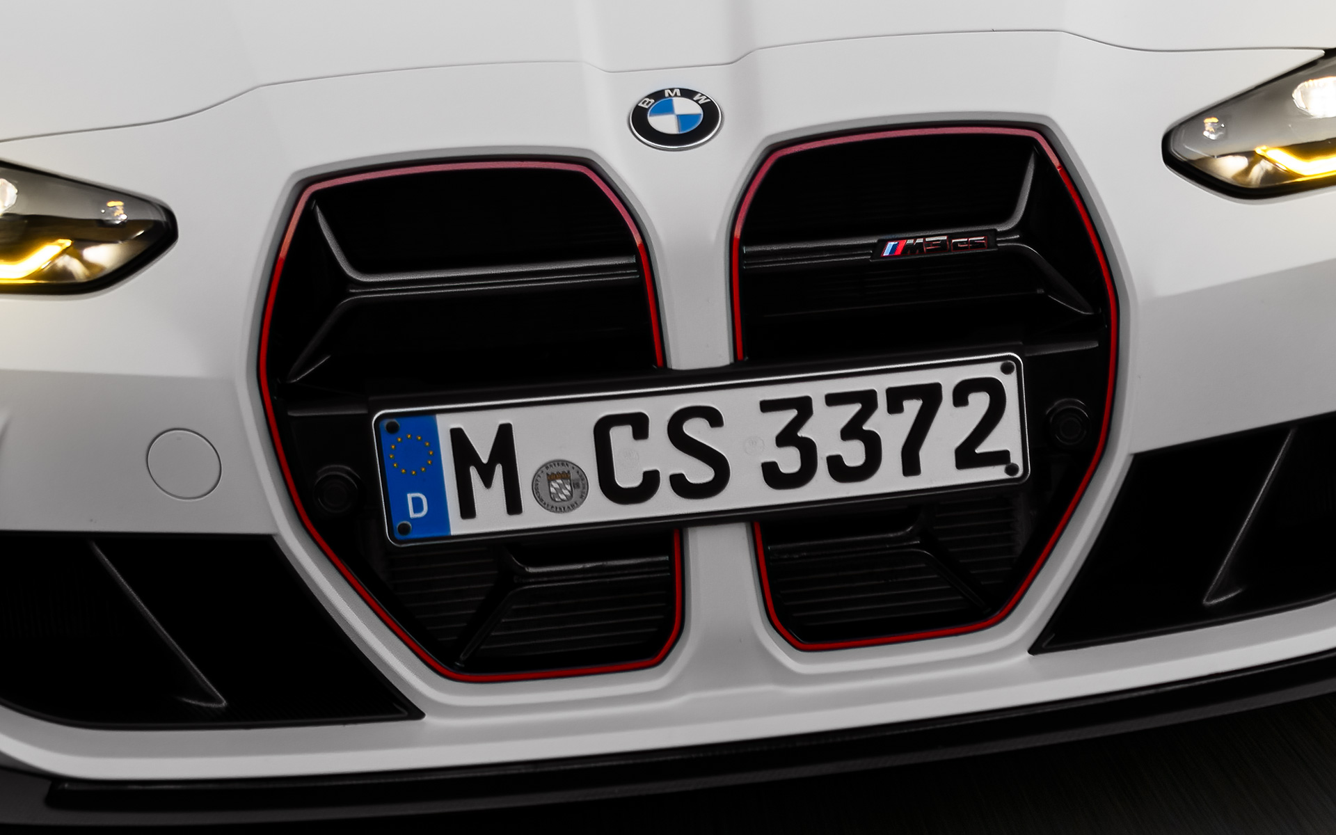 CS-specifikus, fekete vesék modellspecifikus, vörös típusfelirattal, BMW M3 CS, G80 BMW M3 CS, G80, CS-specifikus, fekete vesék modellspecifikus, vörös típusfelirattal, egy mozgó autó elölnézetből