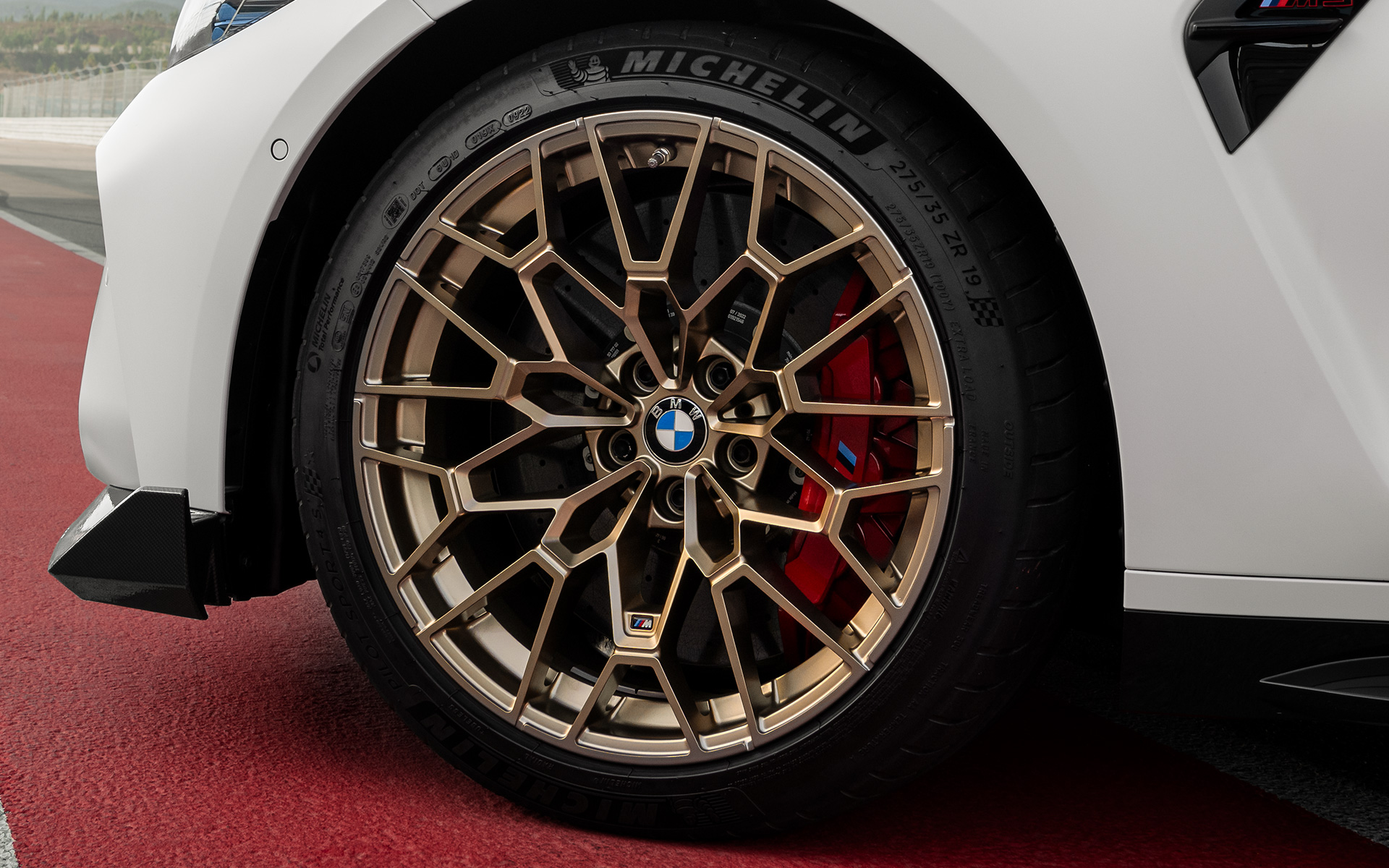 M Karbon kerámia fékrendszer magasfényű vörös féknyergekkel, BMW M3 CS, G80 BMW M3 CS, G80, M Karbon kerámia fékrendszer magasfényű vörös féknyergekkel