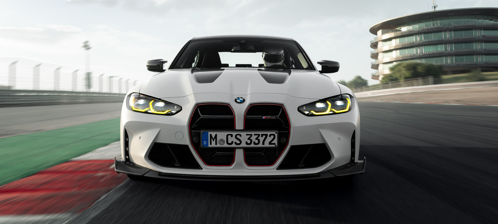 BMW M Performance Parts, BMW M3 CS, G80 BMW M3 CS, G80, BMW M Performance Parts tartozékok, egy versenypályán haladó autó rézsútos elölnézetből