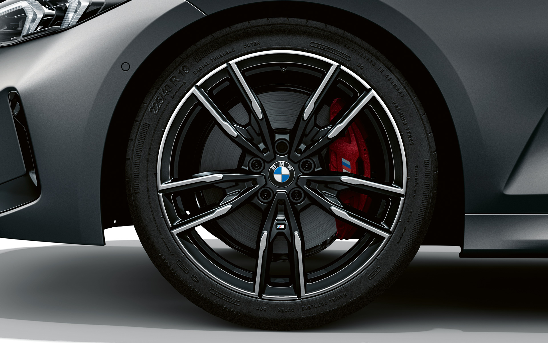 19'' M könnyűfém keréktárcsák, duplaküllős 792 M, kétszínű, Jet fekete, BMW M340i xDrive Limousine, G20 BMW M340i xDrive Limousine, G20, BMW Individual Frozen Pure szürke metál, 19'' M könnyűfém keréktárcsák, duplaküllős 792 M, kétszínű, Jet fekete, közelről