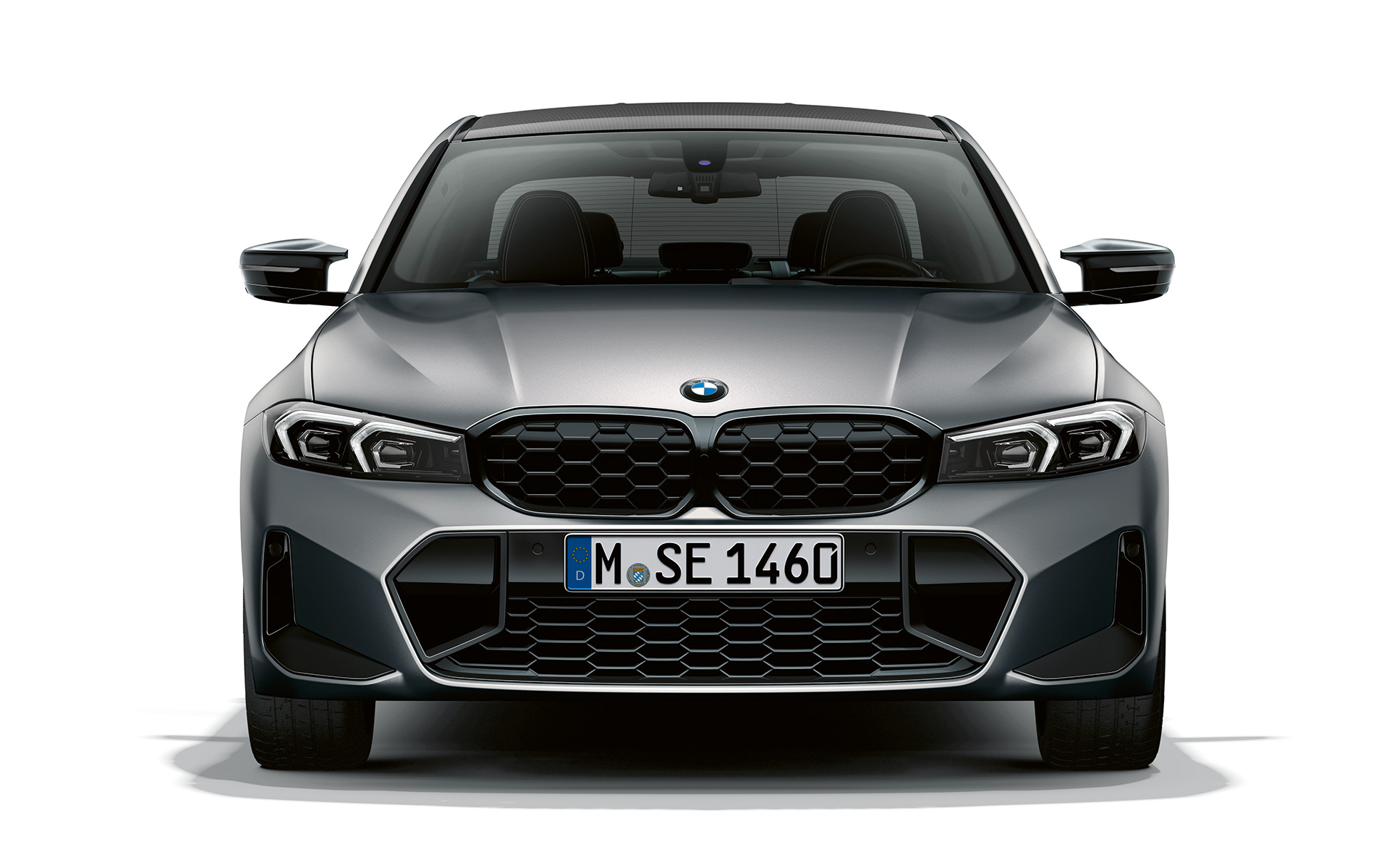 Elölnézet a hálómintás, csomópontokkal ellátott BMW vesével, BMW M340i xDrive Limousine, G20 BMW M340i xDrive Limousine, G20, egy BMW Individual Frozen Pure szürke metálfényezésű autó elölnézetből, a BMW vesével