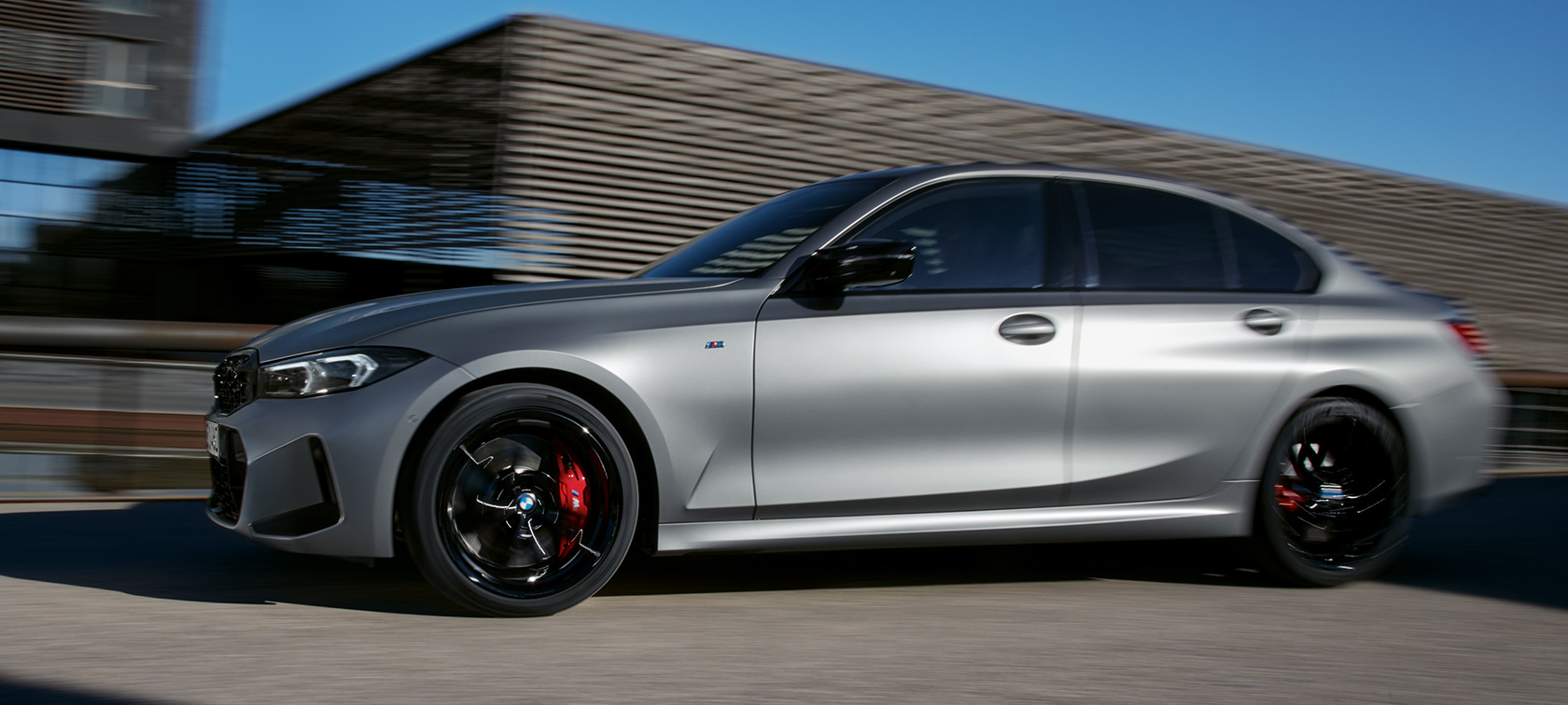 Oldalnézet, BMW M340i xDrive Limousine, G20 BMW M340i xDrive Limousine, G20, egy utcán haladó, BMW Individual Frozen Pure szürke fényezésű autó oldalnézetből