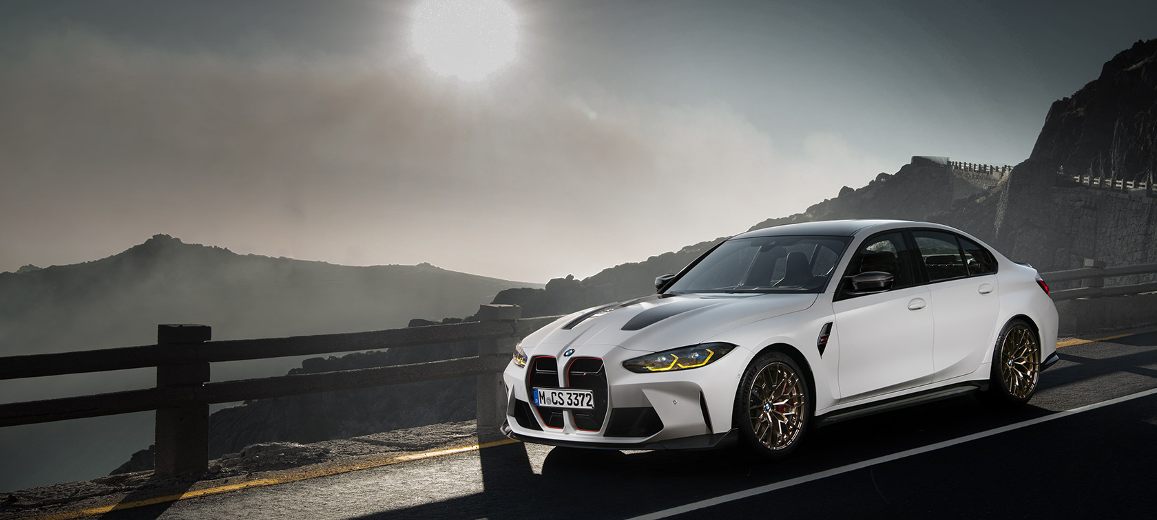 BMW M3 CS, G80, egy mozgó autó oldalnézetből BMW M3 CS, G80, egy versenypályán haladó autó oldalnézetből