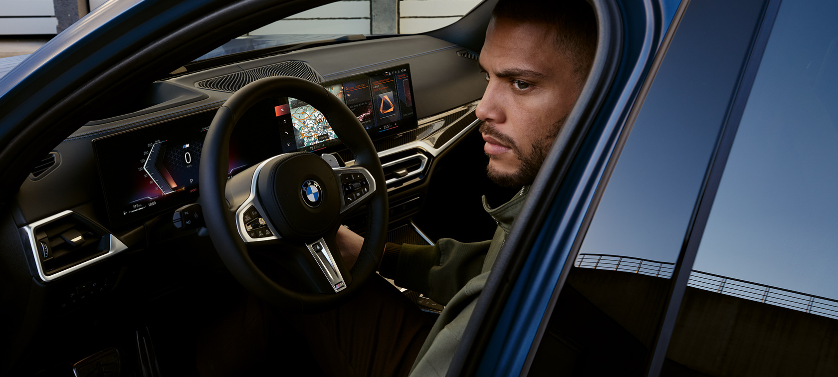 BMW M340i xDrive Touring, G21, a műszerfal egy modellel BMW M340i xDrive Touring, G21, egy Frozen Tanzanit kék fényezésű autó műszerfala egy modellel