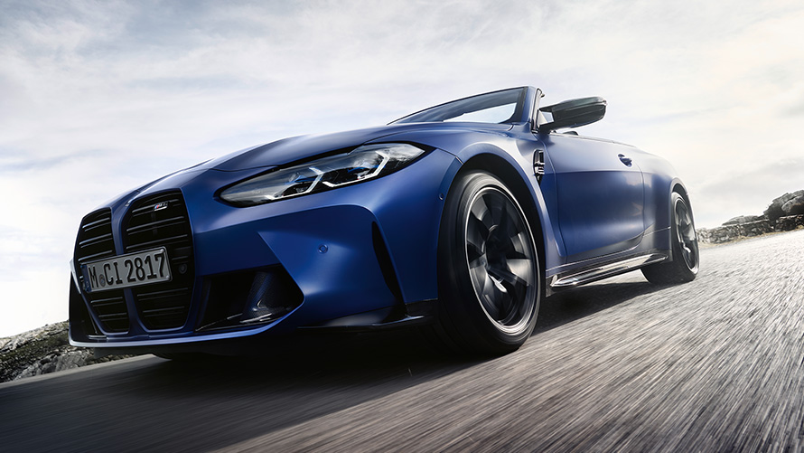 BMW M4 Competition Cabrio M xDrive-val, G83, 2021, elölnézet a dupla vesékkel BMW M4 Competition Cabrio M xDrive-val, G83, 2021, BMW Individual Frozen Portimao kék metál, a vesék rézsútos alulnézetből