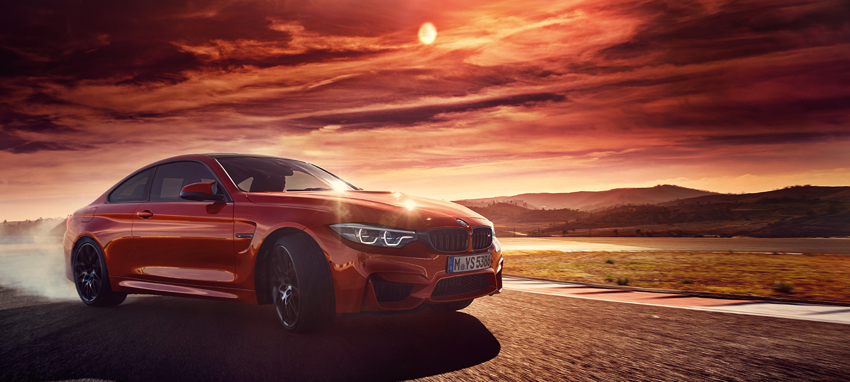 BMW M4 Coupé BMW M4 Coupé, kanyarban driftelő autó oldalnézetből