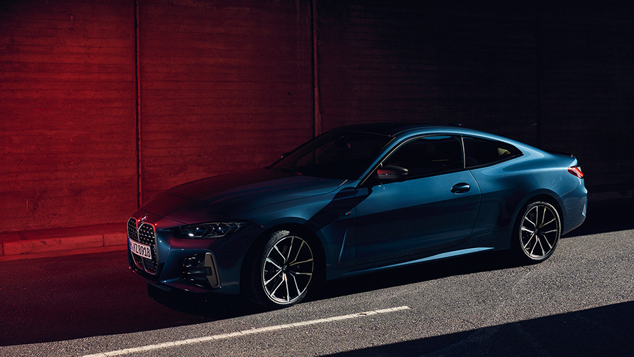 BMW M440i xDrive Coupé, G22, 2020, egy mozgó autó rézsútos elölnézetből BMW M440i xDrive Coupé, G22, 2020, Arctic Race kék metál, egy mozgó autó rézsútos elölnézetből