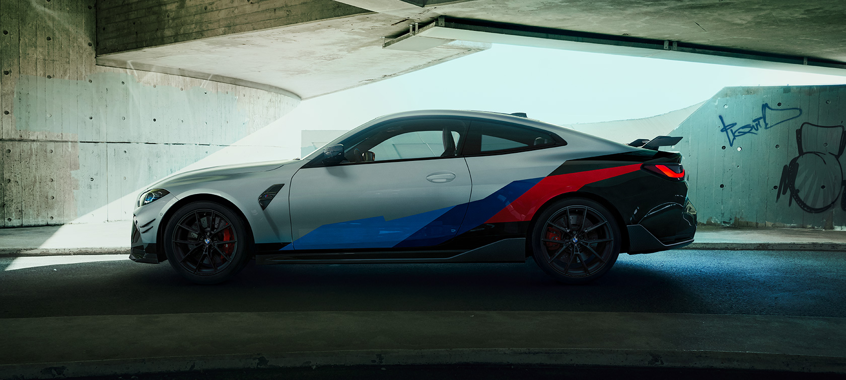 A BMW M4 BMW M Performance Parts tartozékokkal, BMW M4 Coupé, G82, 2020 BMW M4 Coupé, G82, 2020, oldalnézet BMW M Performance Parts tartozékokkal