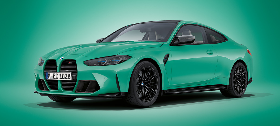 BMW M4 Coupé, BMW Individual Mentazöld metál, G82, 2021, egy álló autó rézsútos elölnézetből BMW M4 Coupé, BMW Individual Mentazöld metál, G82, 2021, egy álló autó rézsútos elölnézetből