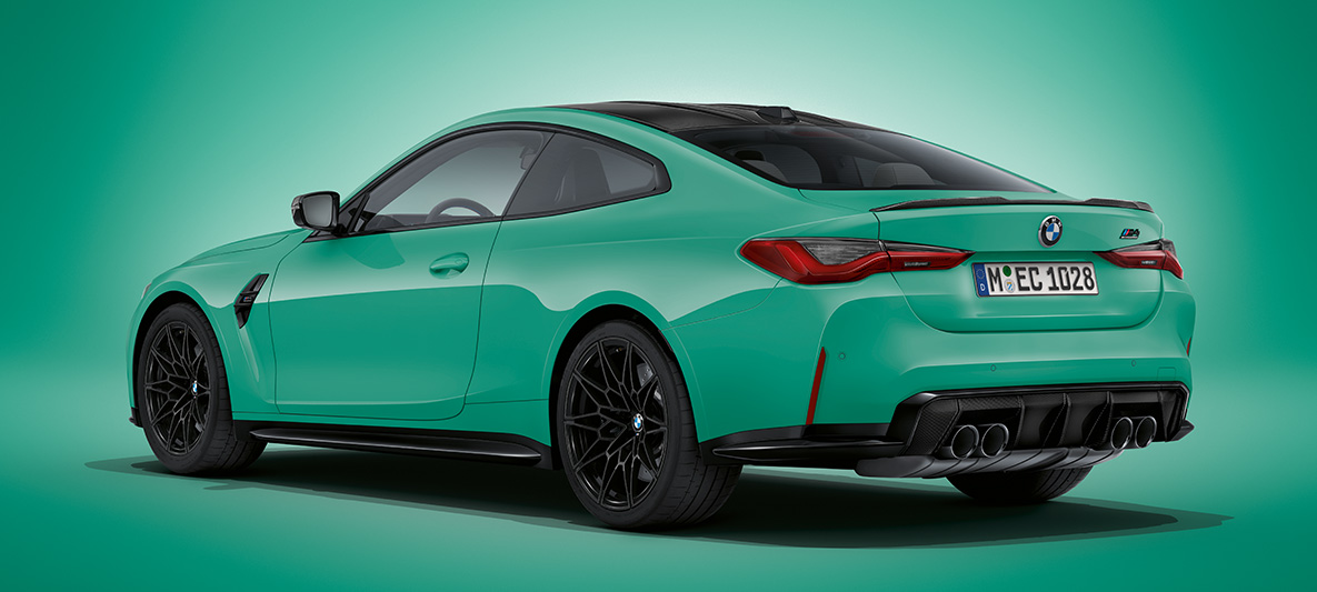 BMW M4 Coupé, BMW Individual Mentazöld metál, G82, 2021, egy álló autó rézsútos hátulnézetből BMW M4 Coupé, BMW Individual Mentazöld metál, G82, 2021, egy álló autó rézsútos hátulnézetből
