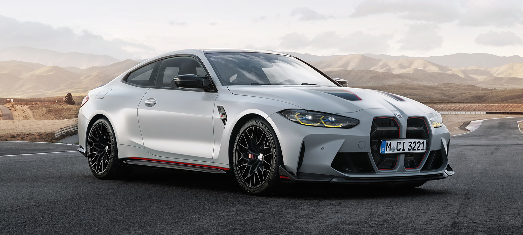 BMW M4 CSL, G82, rézsútos elölnézet BMW M4 CSL, G82, BMW Individual Frozen Brooklyn szürke metál, rézsútos elölnézet