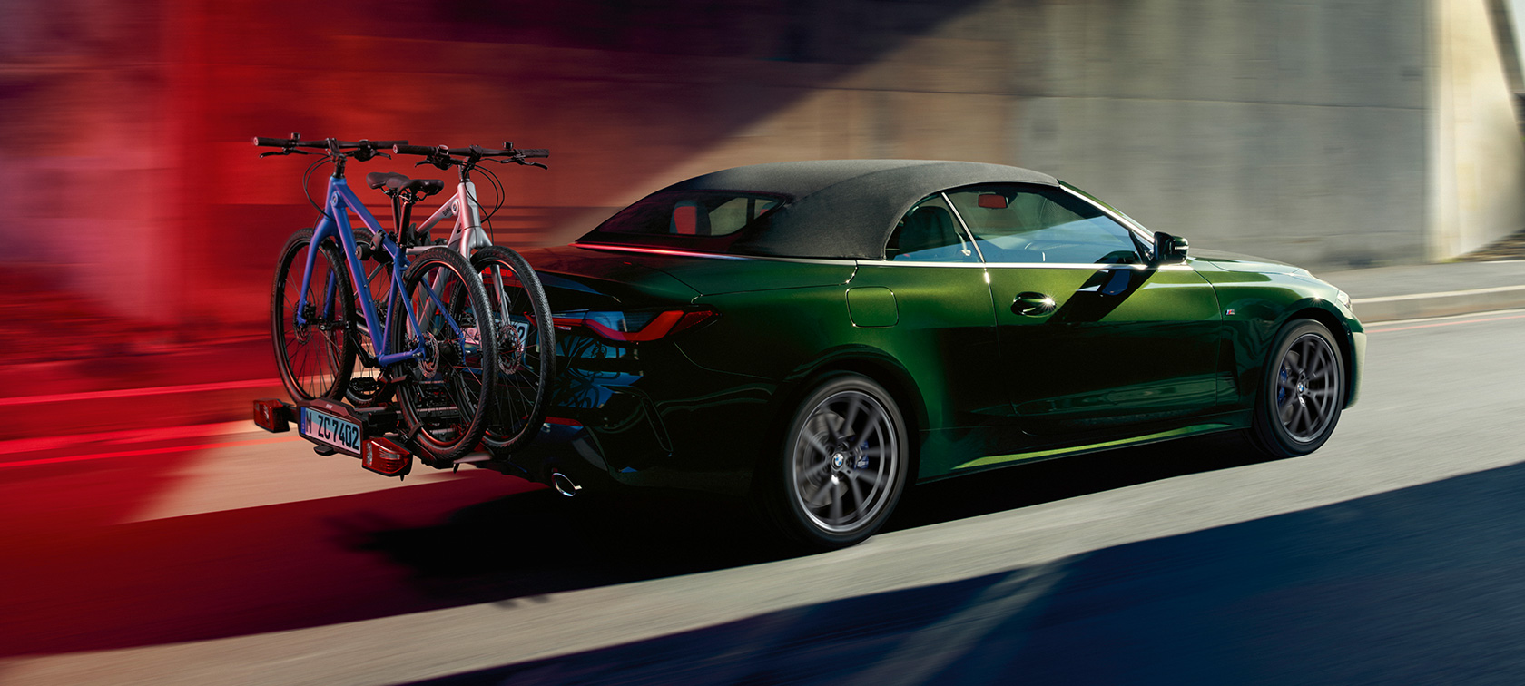 Egy BMW Pro 2.0 hátsó kerékpártartóval ellátott BMW 4 Cabrio rézsútos hátulnézetből, G23, 2020 BMW 4 Cabrio, G23, Sanremo zöld metál, 2020, egy BMW Pro 2.0 hátsó kerékpártartóval ellátott autó rézsútos hátulnézetből