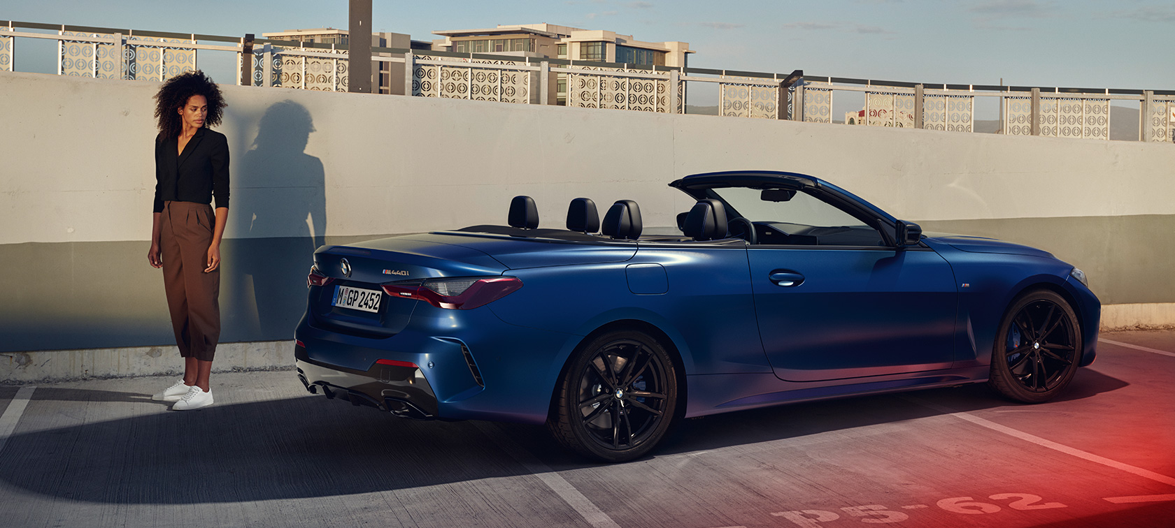 Rézsútos hátulnézet, BMW M440i xDrive Cabrio, G23, 2020 BMW M440i xDrive Cabrio, 2020, G23, 2020, BMW Individual Frozen Portimao kék metál, egy modell társaságában látható autó rézsútos hátulnézetből