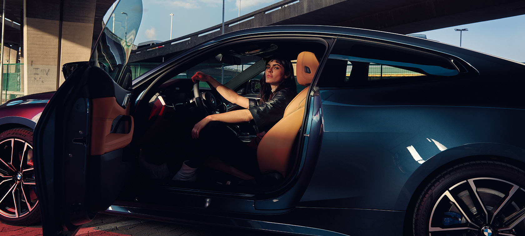 Oldalnézet modellel, BMW M440i xDrive Coupé, G22, 2020 BMW M440i xDrive Coupé, G22, 2020, Arctic Race kék metál, egy autó oldalnézetből, amelyben egy modell ül
