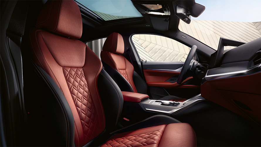 BMW M440i xDrive Gran Coupé, G26, 2021, a beltér oldalnézetből BMW M440i xDrive Gran Coupé, G26, 2021, a beltér oldalnézetből