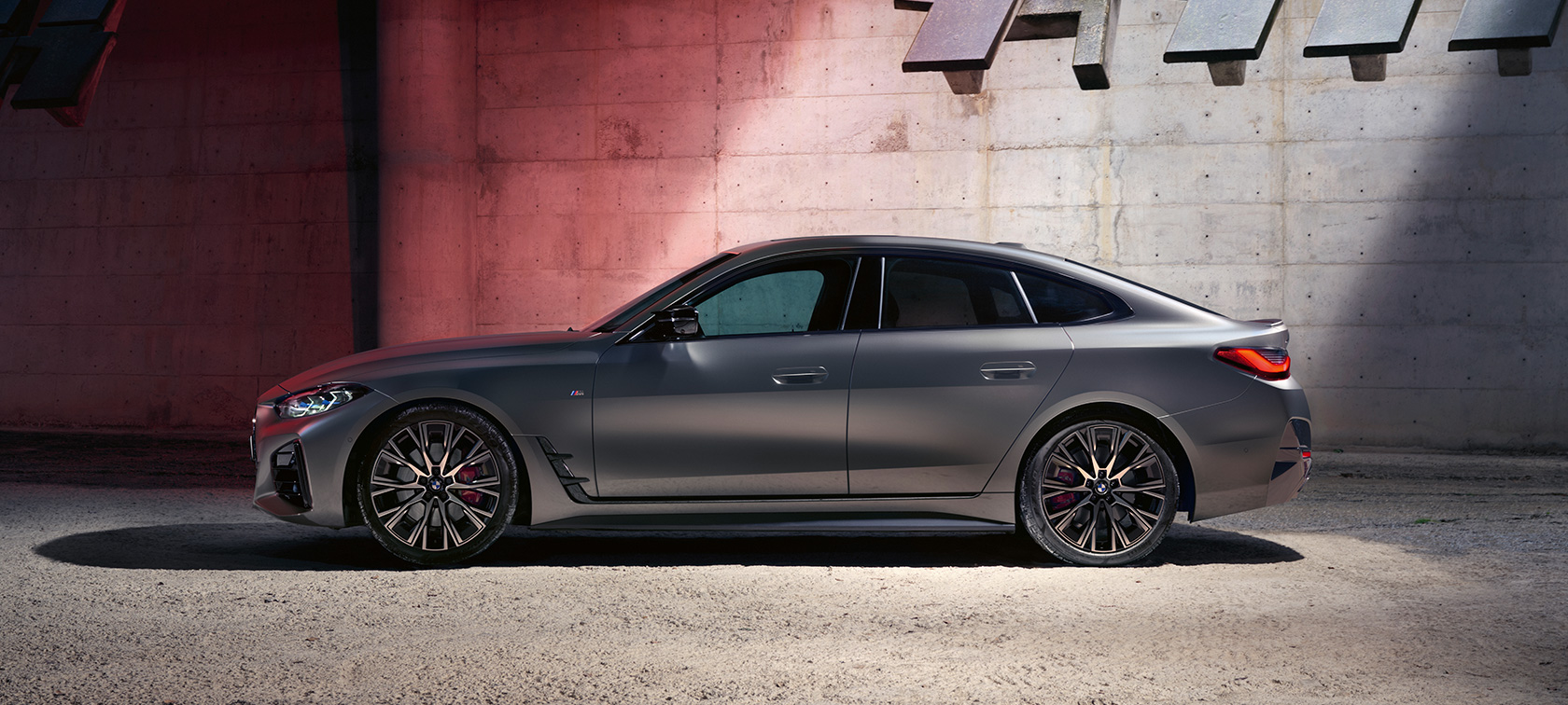 BMW M440i xDrive Gran Coupé, G26, 2021, oldalnézet BMW M440i xDrive Gran Coupé, G26, 2021, egy álló, BMW Individual Frozen Pure Grey metálfényezésű autó oldalnézetből
