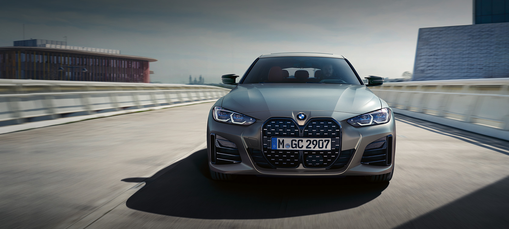 BMW M440i xDrive Gran Coupé, G26, 2021, BMW Individual Frozen Pure Grey metál, elölnézet