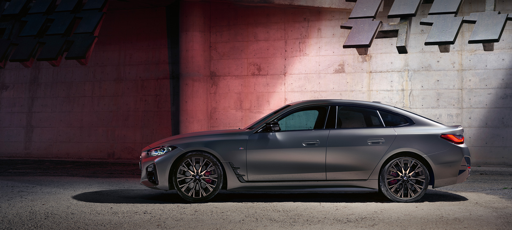 BMW M440i xDrive Gran Coupé, G26, 2021, egy fal előtt álló autó oldalnézetből BMW M440i xDrive Gran Coupé, G26, 2021, egy fal előtt álló, BMW Individual Frozen Pure Grey metálfényezésű autó oldalnézetből