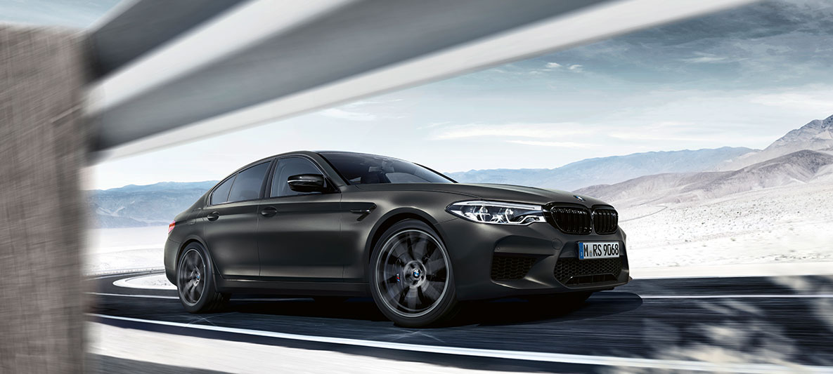 Légbeömlők. BMW M5 Edition 35 Years, mozgás közben, oldalnézetből.