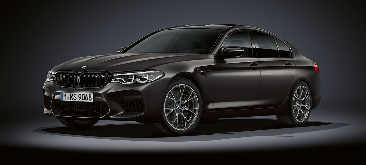 M oldalsó szellőzőnyílások. BMW M5 Edition 35 Years, háromnegyedes oldalnézet.