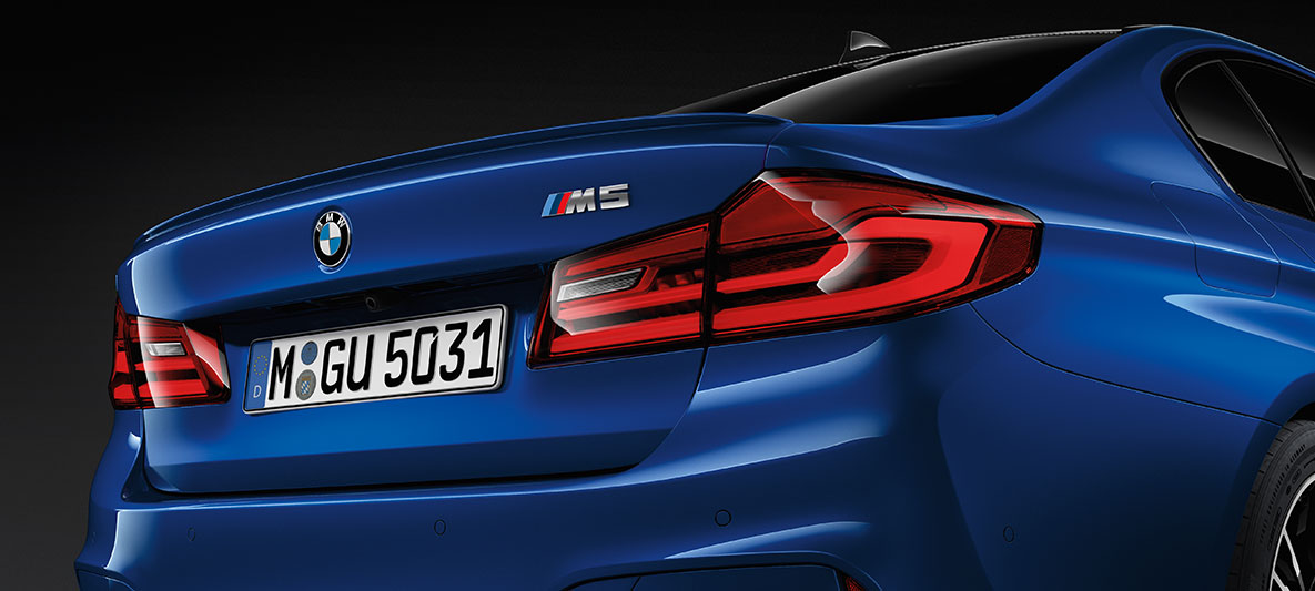 M5 logó. BMW M5, far, részlet, M5 logó.
