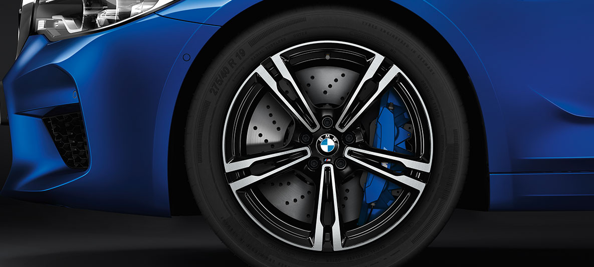 M5, könnyűfém keréktárcsa és M Carbon kerámia fék. BMW M5, részlet, könnyűfém keréktárcsa és M Carbon kerámia fék.