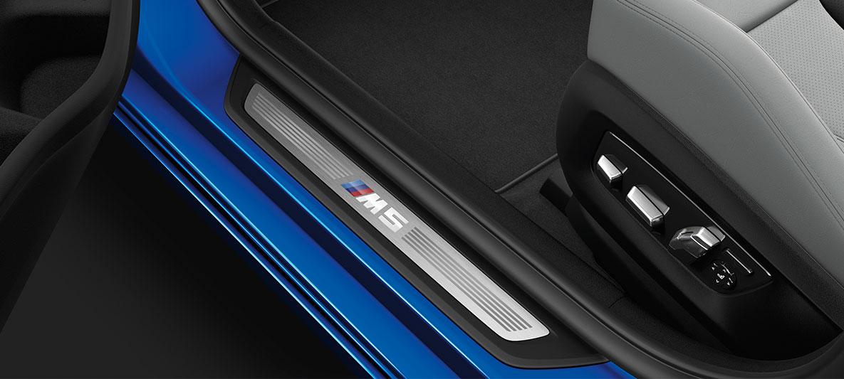 M5, ajtóküszöb-borítás. BMW M5, ajtóküszöb-borítás.