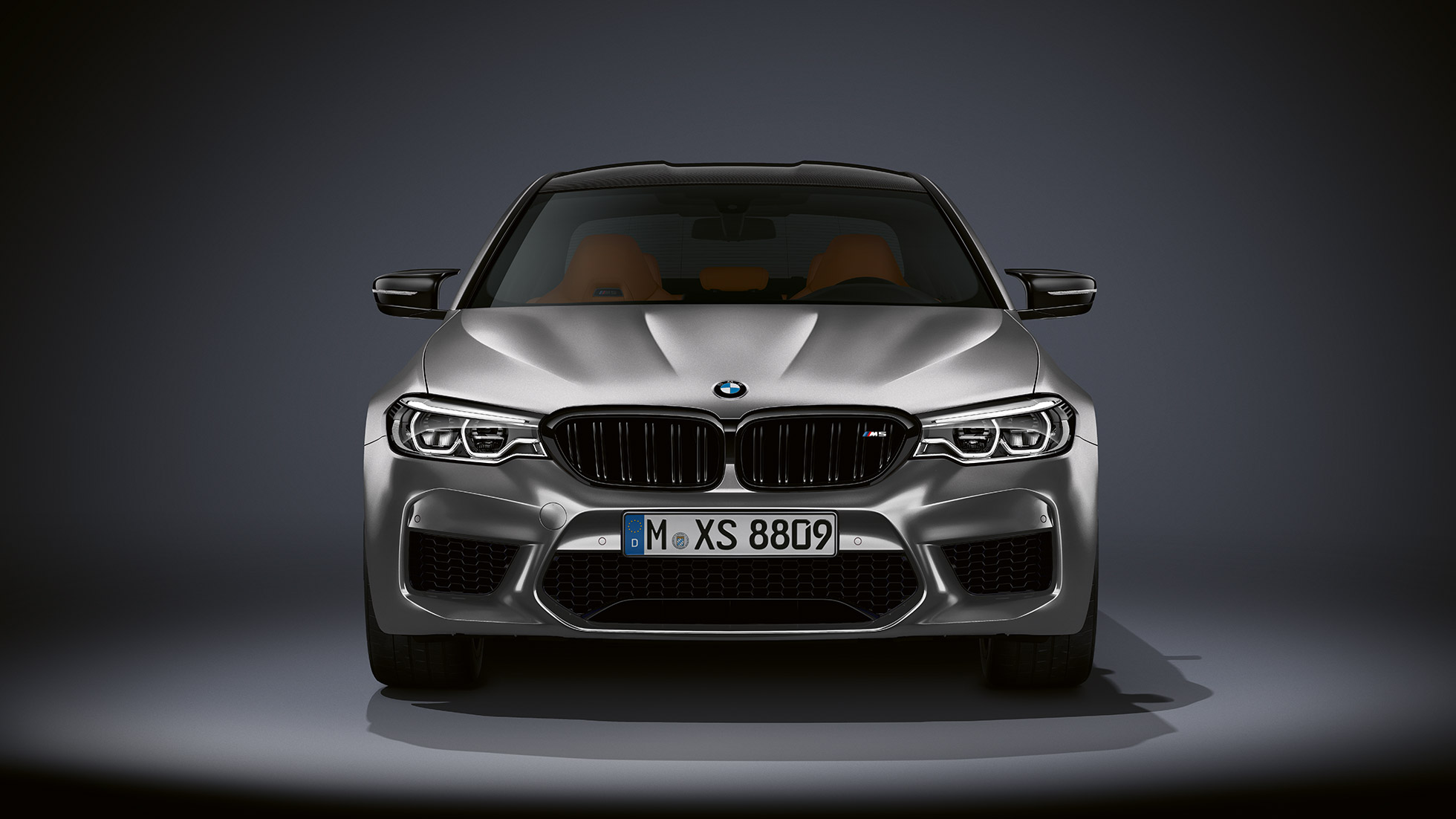 M dizájn. A BMW M5 Competition elölnézetből.