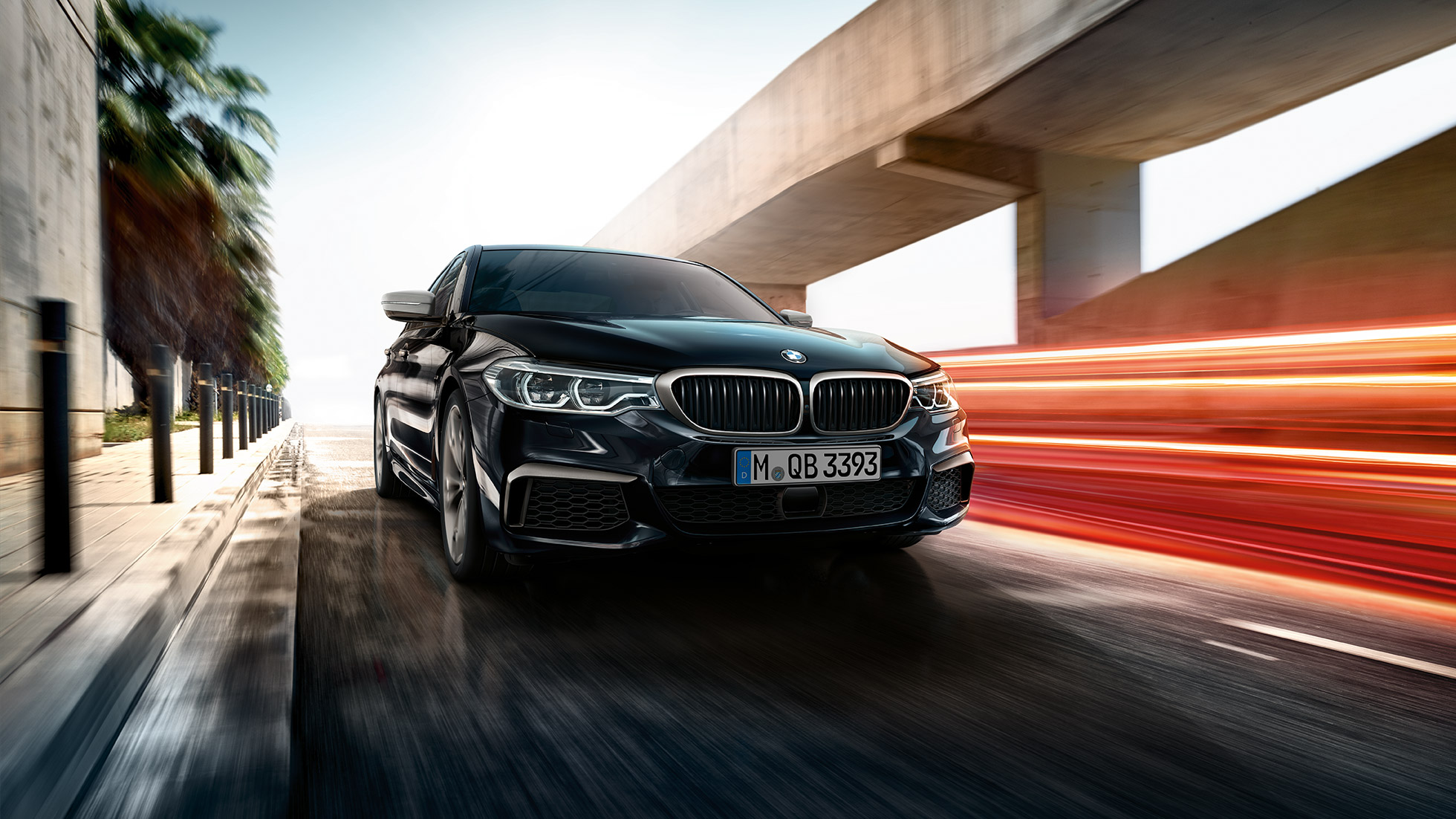 Külső dizájn. BMW M550i és BMW M550d, háromnegyedes elölnézet.