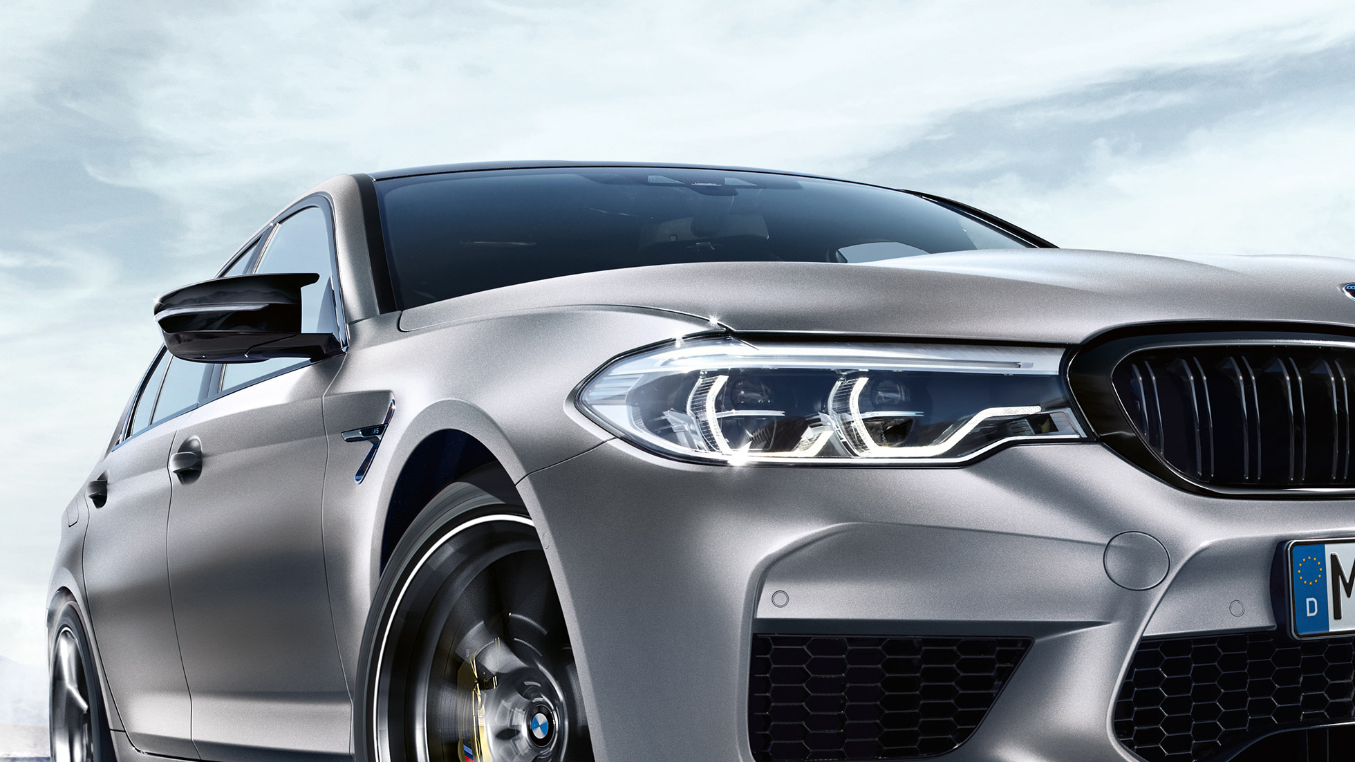 LED-es első fényszórók. BMW M5, háromnegyedes elölnézet, LED-es első fényszórók.