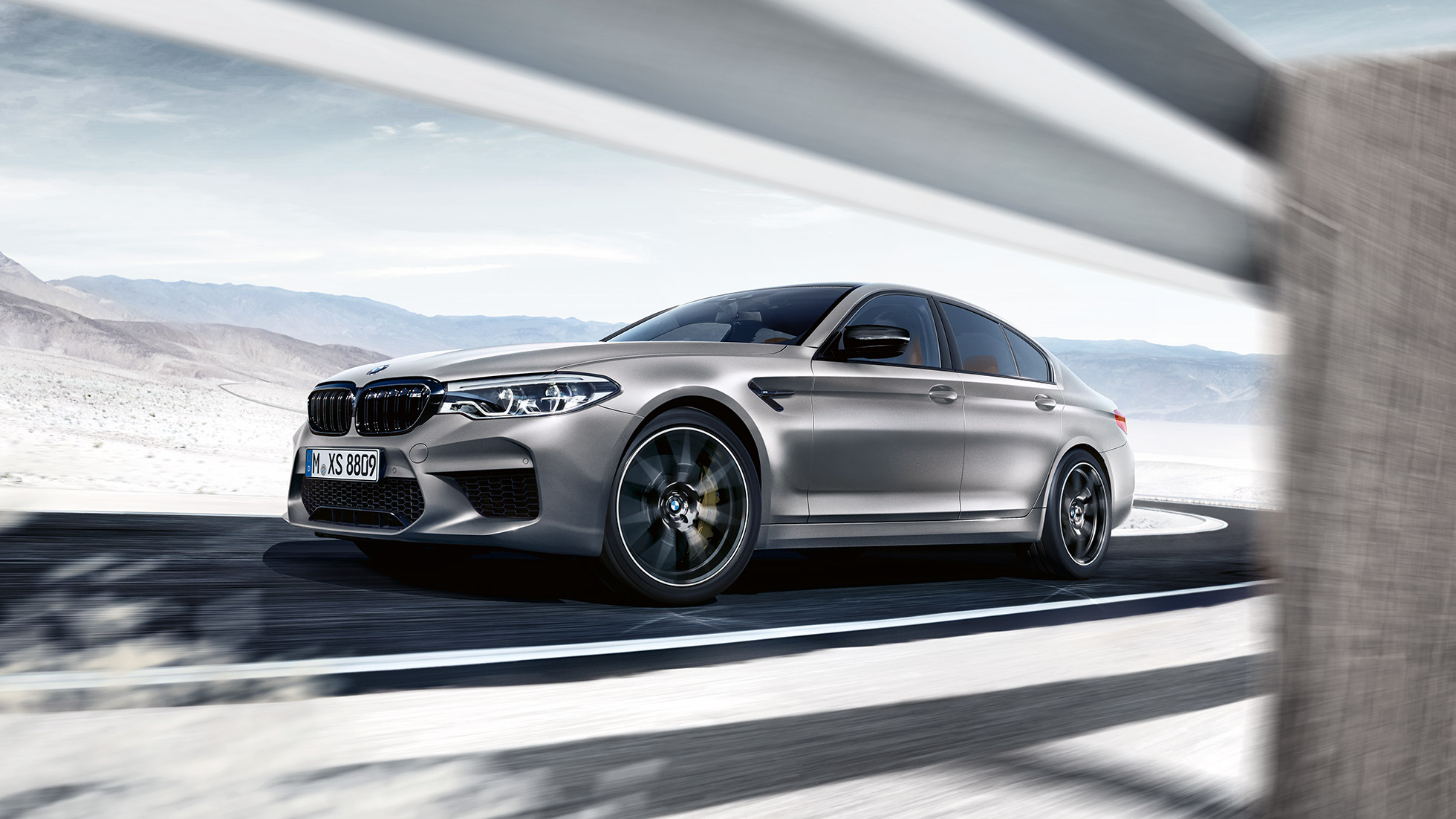 Könnyűfém keréktárcsák. BMW M5 Competition, dizájn, oldalnézet.
