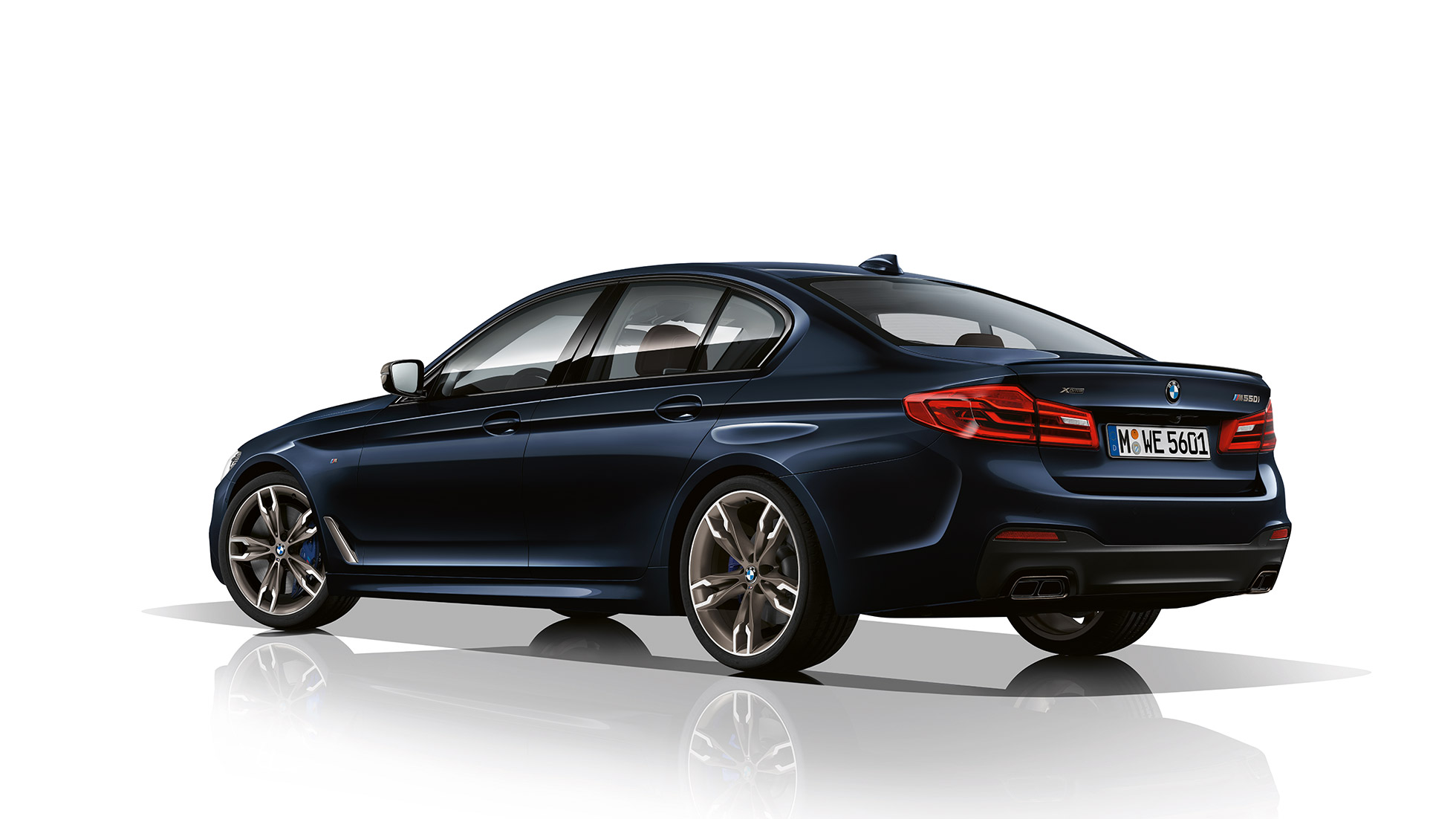 M Sport fék. BMW M550i és BMW M550d, dizájn, háromnegyedes hátulnézet.