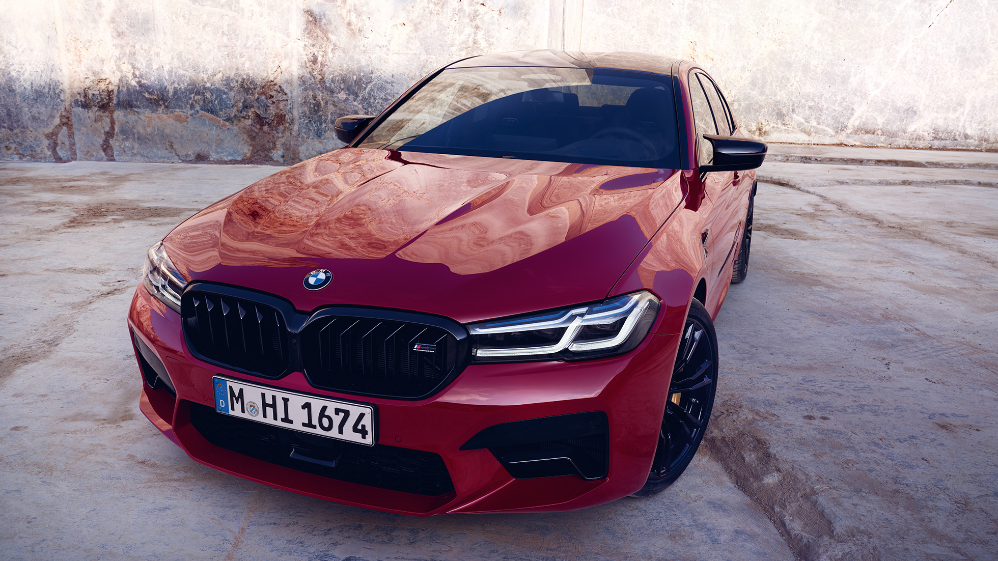 M dizájn, BMW M5 Competition, F90 LCI, Facelift 2020, rézsútos elölnézet M dizájn, BMW M5 Competition, F90 LCI, Facelift 2020, BMW Individual Imola vörös, rézsútos elölnézet
