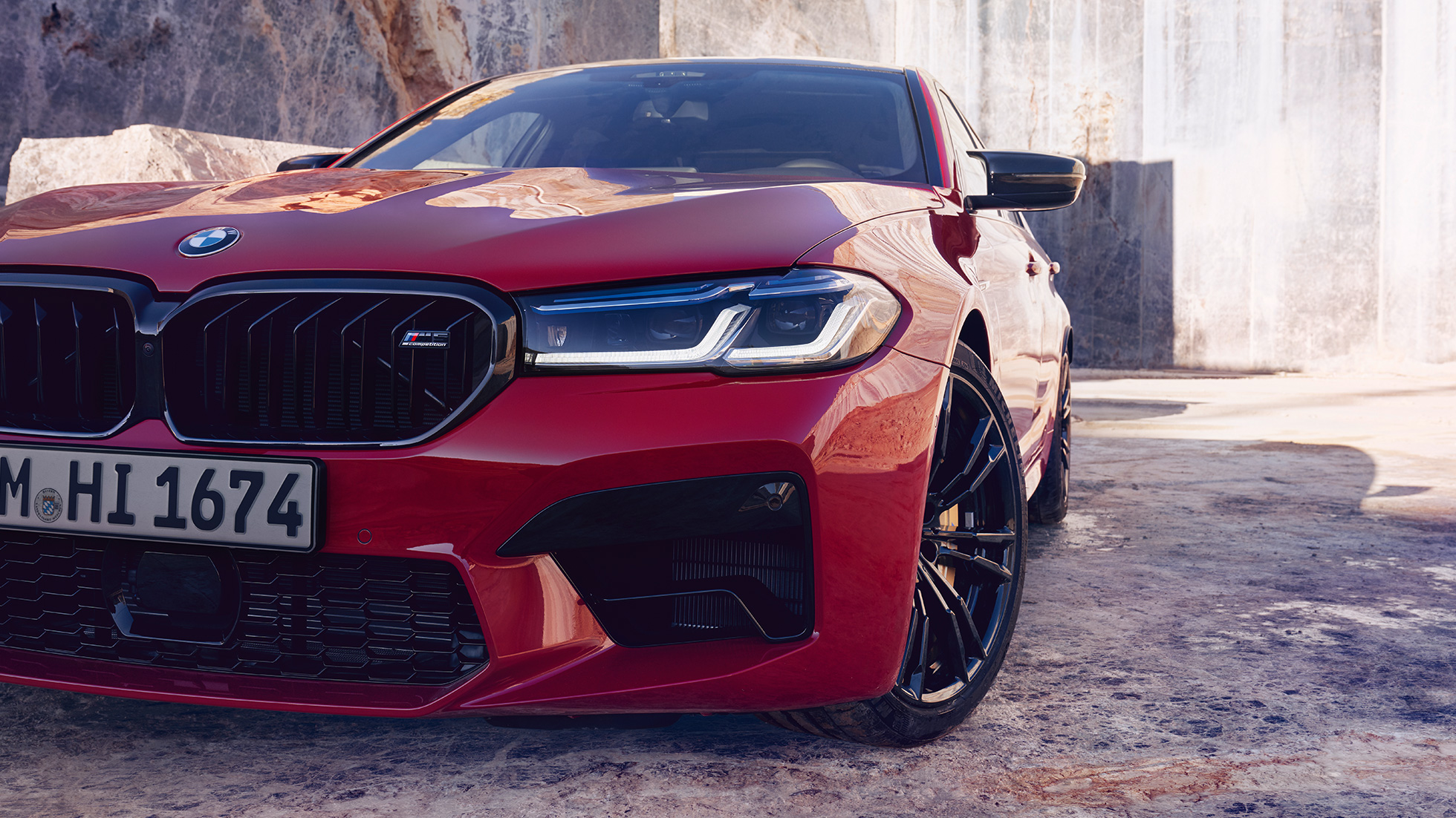 BMW Lézervilágítás, BMW M5 Competition, F90 LCI, Facelift 2020, közeli elölnézet BMW Lézervilágítás, BMW M5 Competition, F90 LCI, Facelift 2020, BMW Individual Imola vörös, közeli elölnézet