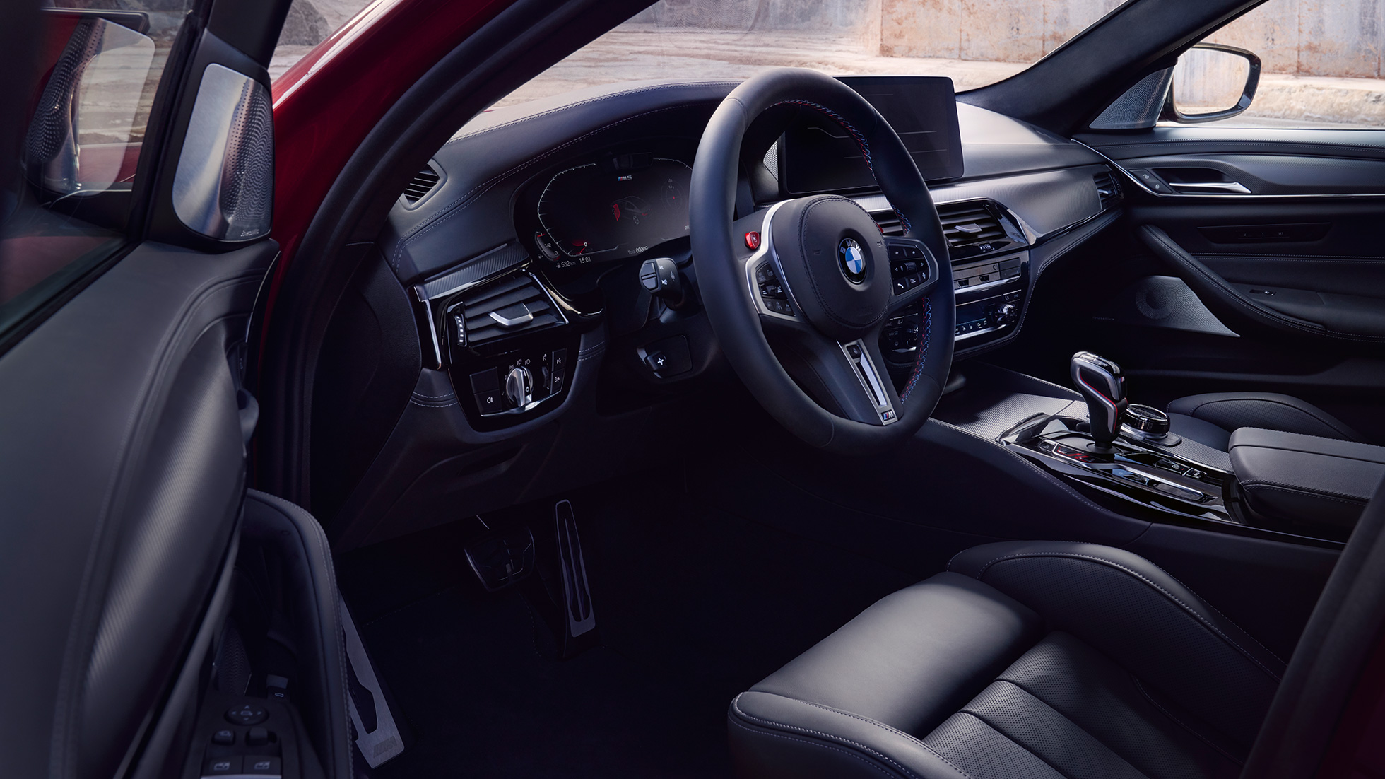 BMW M5 Competition, F90 LCI, Facelift 2020, vezetőhely BMW M5 Competition, F90 LCI, Facelift 2020, a vezetőhely nyitott ajtóval