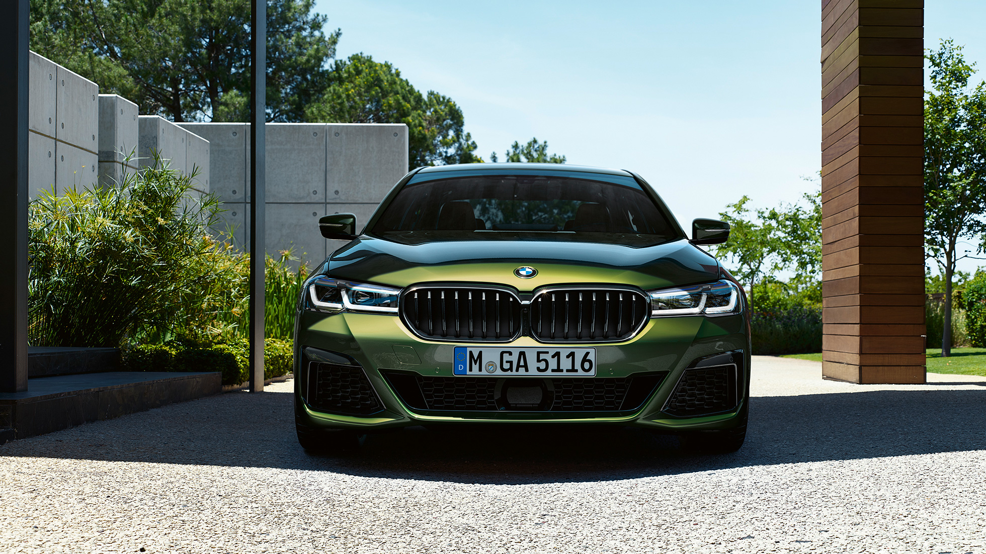 Elölnézet az új dupla vesével, BMW M550i xDrive Limousine, G30 LCI, Facelift 2020 Elölnézet az új dupla vesével, BMW M550i xDrive Limousine, G30 LCI, Facelift 2020, BMW Individual Verde Ermes metál, elölnézet