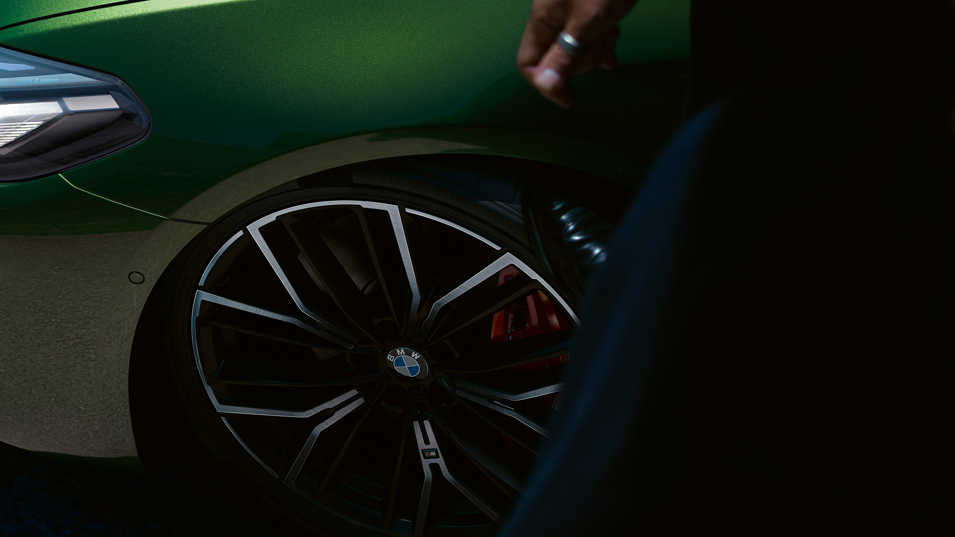 20" M könnyűfém keréktárcsa, mögötte a vörös féknyereggel ellátott M Sport fék, BMW M550i xDrive Limousine, G30 LCI, Facelift 2020 20" M könnyűfém keréktárcsa, mögötte a vörös féknyereggel ellátott M Sport fék, BMW M550i xDrive Limousine, G30 LCI, Facelift 2020
