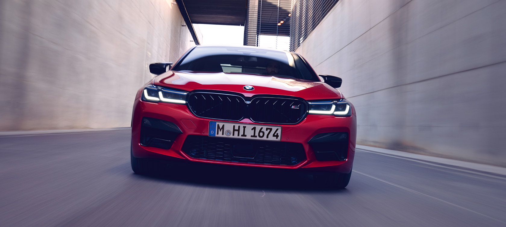 BMW M5 Competition, F90 LCI, Facelift 2020, elölnézet BMW M5 Competition, F90 LCI, Facelift 2020, egy mozgó, BMW Individual Imola vörös autó elölnézetből