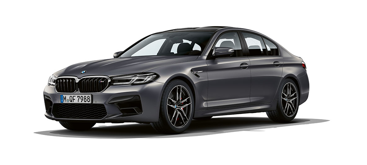 BMW M5, F90 LCI, Facelift 2020, rézsútos elölnézet BMW M5, F90 LCI, Facelift 2020, Brands Hatch szürke metál, rézsútos elölnézet