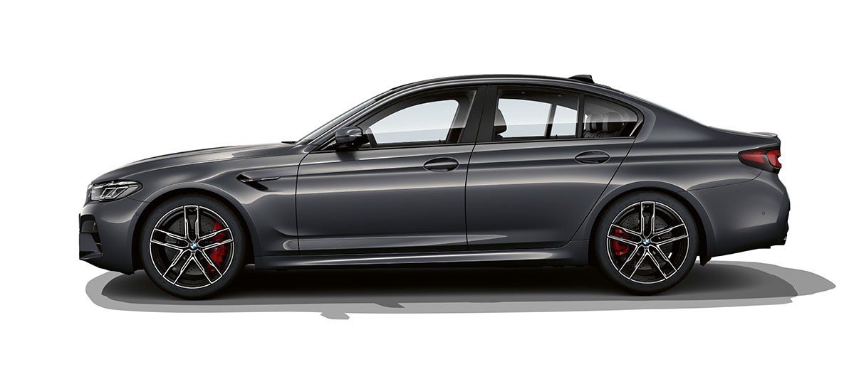 BMW M5, F90 LCI, Facelift 2020, oldalnézet BMW M5, F90 LCI, Facelift 2020, Brands Hatch szürke metál, rézsútos oldalnézet