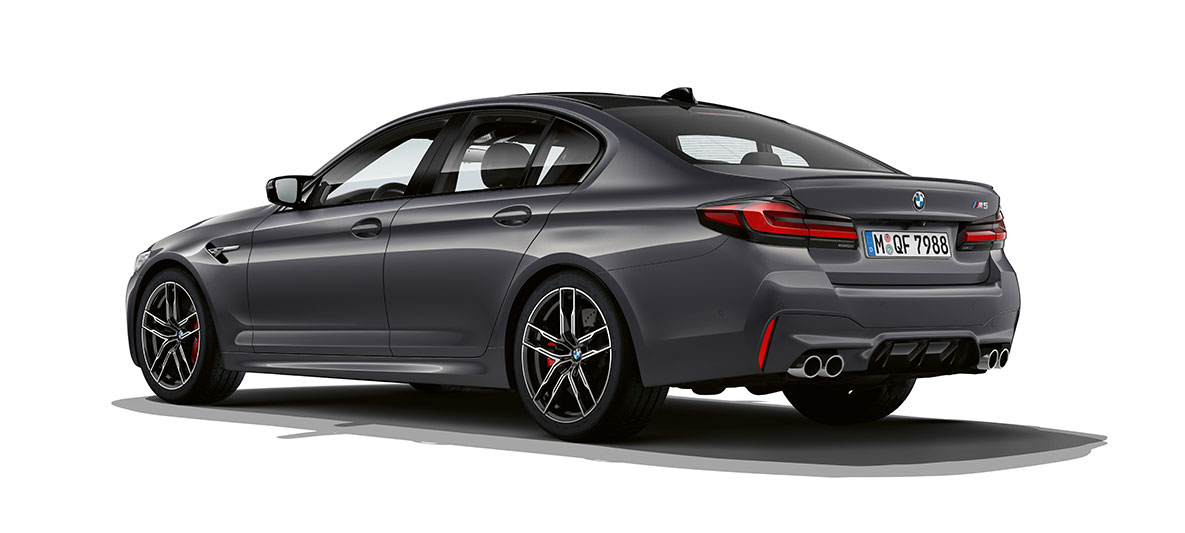 BMW M5, F90 LCI, Facelift 2020, rézsútos hátulnézet BMW M5, F90 LCI, Facelift 2020, Brands Hatch szürke metál, rézsútos hátulnézet