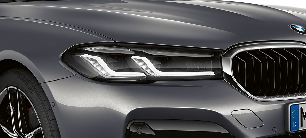 Új fényszóródizájn, F90 LCI, Facelift 2020, elölnézet Új fényszóródizájn, BMW M5, F90 LCI, Facelift 2020, Brands Hatch szürke metál, elölnézet