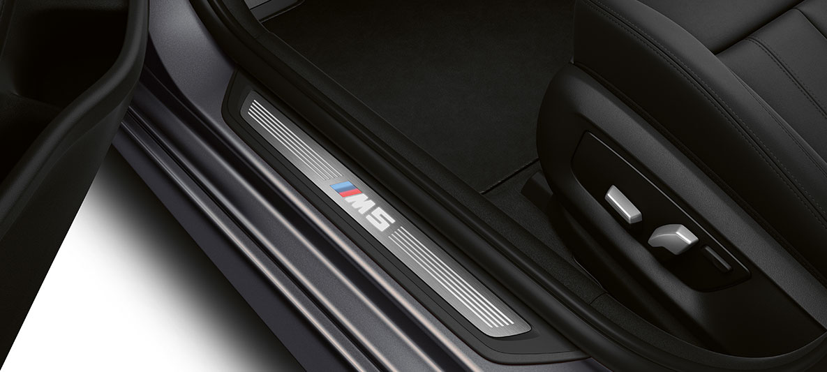 „M5” felirattal ellátott ajtóküszöb-borítások, BMW M5, F90 LCI, Facelift 2020, belső tér „M5” felirattal ellátott ajtóküszöb-borítások, BMW M5, F90 LCI, Facelift 2020, belső tér