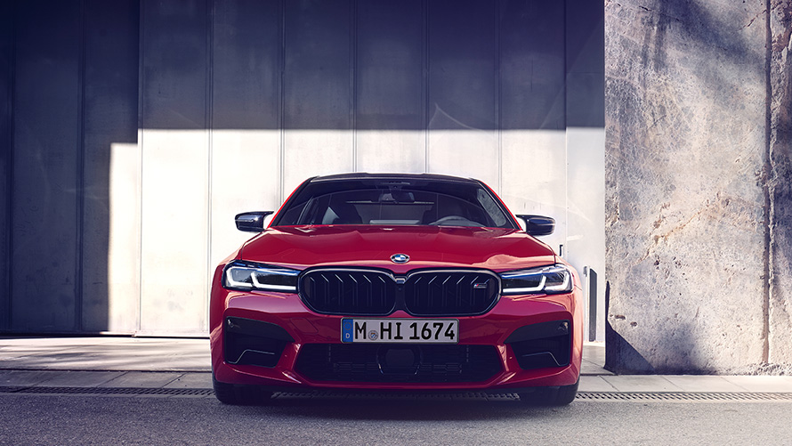 BMW M5 Competition, F90 LCI, Facelift 2020, egy parkoló, BMW Individual Imola vörös autó elölnézetből