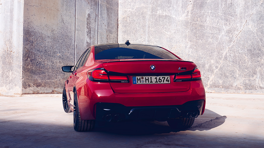 BMW M5 Competition, F90 LCI, Facelift 2020, BMW Individual Imola vörös, hátulnézet