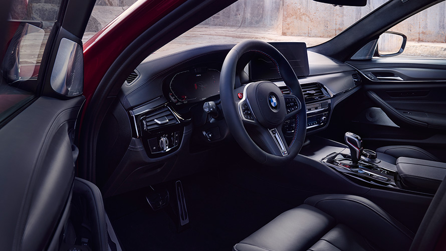 BMW M5 Competition, F90 LCI, Facelift 2020, a vezetőhely nyitott ajtóval