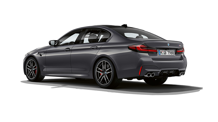 BMW M5, F90 LCI, Facelift 2020, Brands Hatch szürke metál, rézsútos hátulnézet
