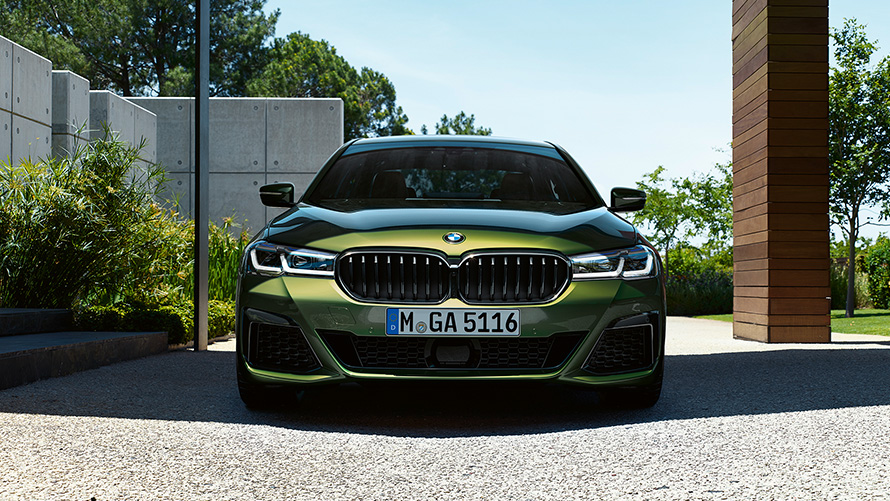 BMW M550i xDrive Limousine, G30 LCI, Facelift 2020, BMW Individual Verde Ermes metál, elölnézet 