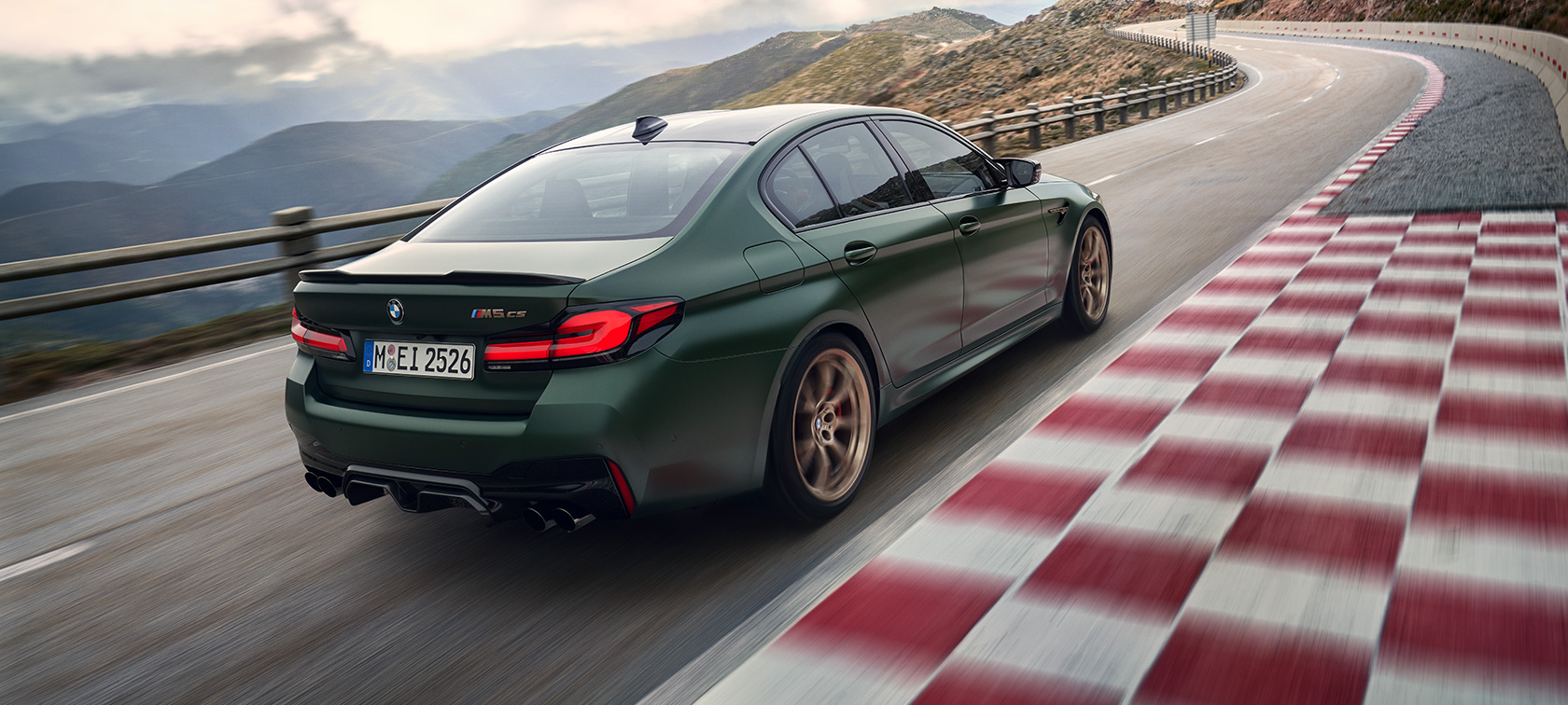 BMW M5, CS, F90, Frozen sötétzöld metálfényezés, rézsútos hátulnézet BMW M5, CS, F90, Frozen sötétzöld metálfényezés, rézsútos hátulnézet