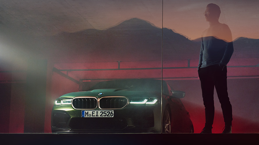 BMW M5 Competition, F90 LCI, Facelift 2020, egy álló autó rézsútos elölnézetből BMW M5 Competition, F90 LCI, Facelift 2020, egy álló BMW Individual Imola vörös autó rézsútos elölnézetből